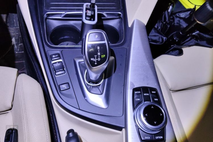 BMW 3 Series GT 2017 car image #16