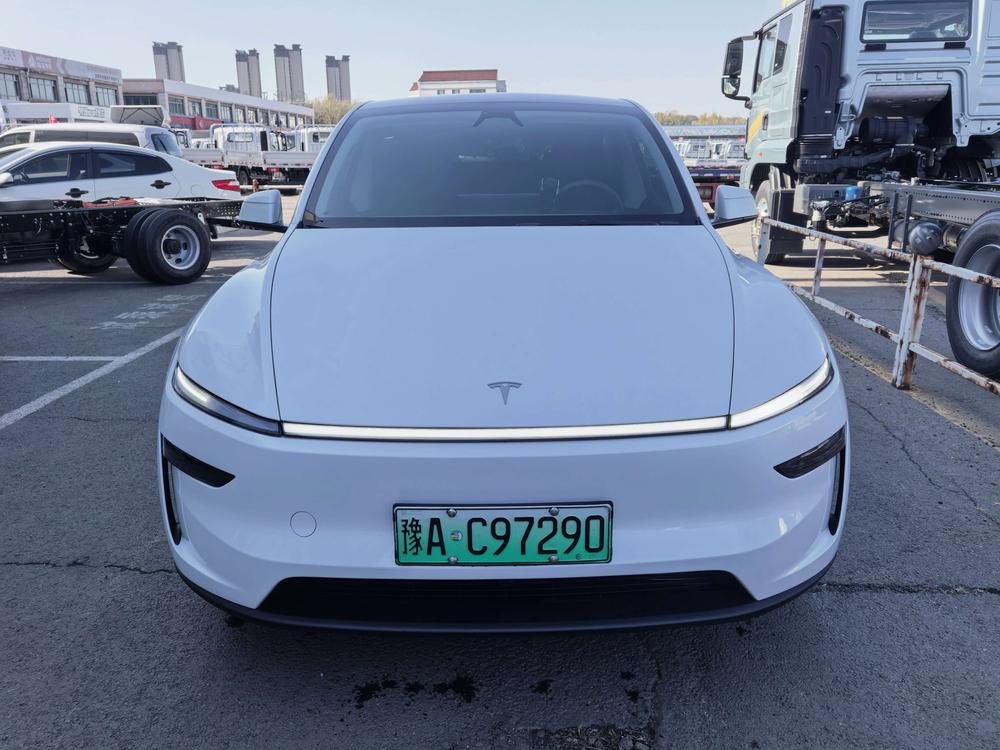 Tesla Model Y 2025 #2 Tesla Model Y 2025 car image #2