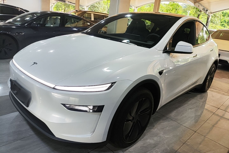 Tesla Model Y 2026 #2 Tesla Model Y 2026 car image #2
