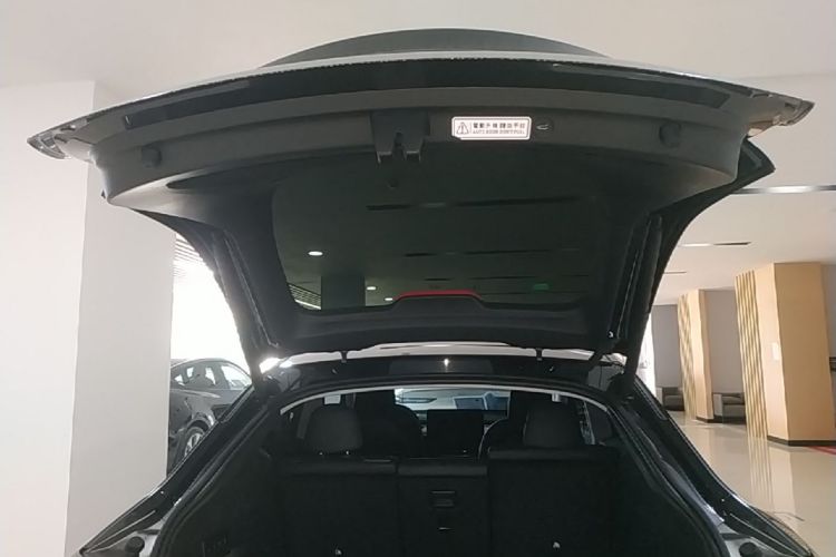 Tesla Model Y 2024 car image #19