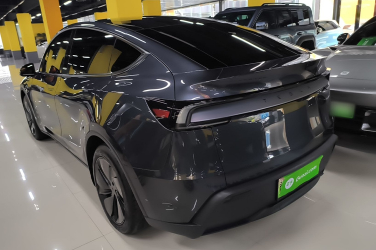 Tesla Model Y 2025 immagine di auto #7
