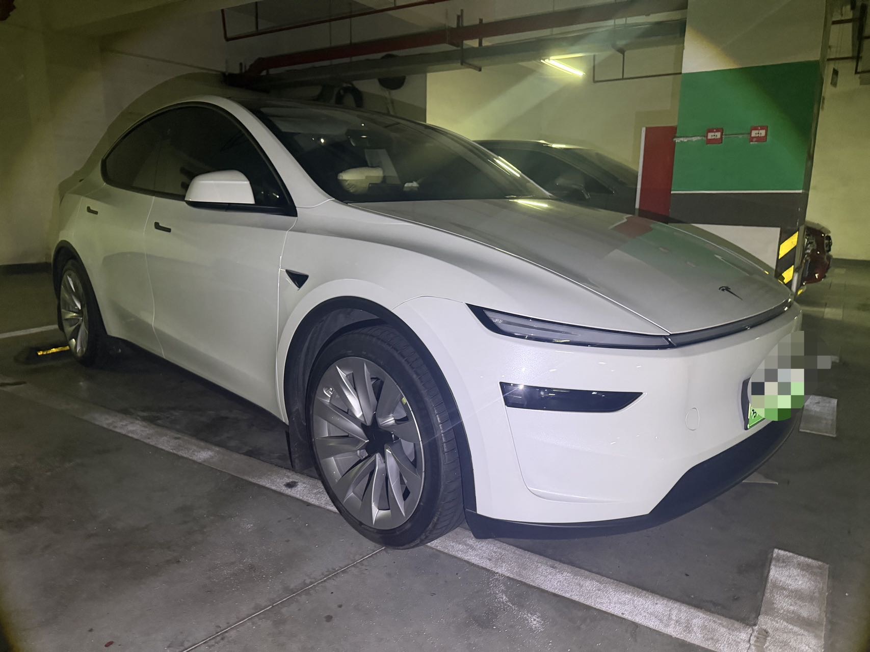 Tesla Model Y 2025 car image #3
