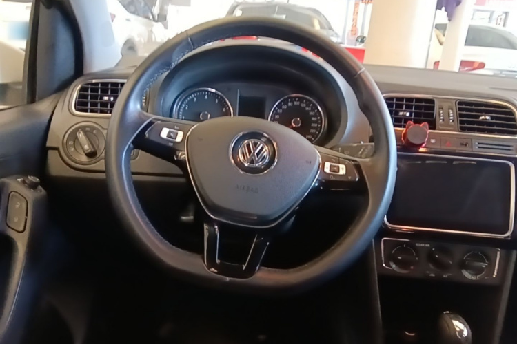Volkswagen Polo 2018 car image #11