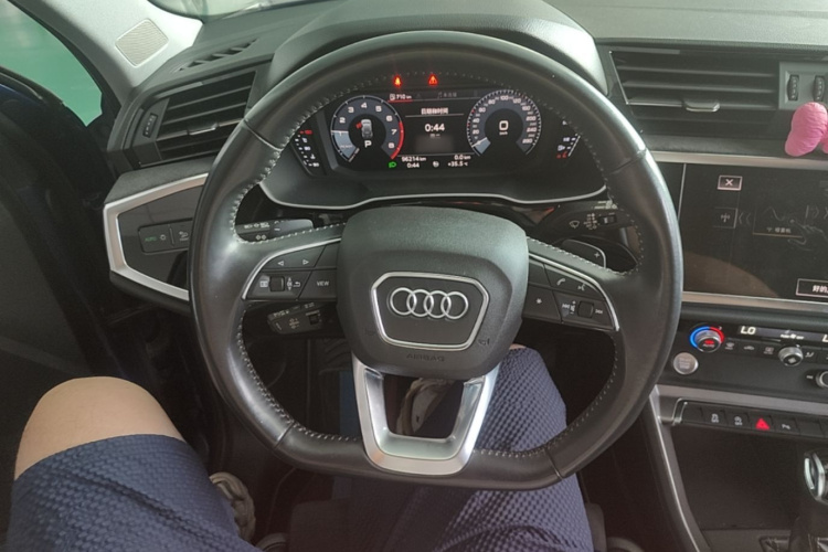 Audi Q3 2020 car image #11