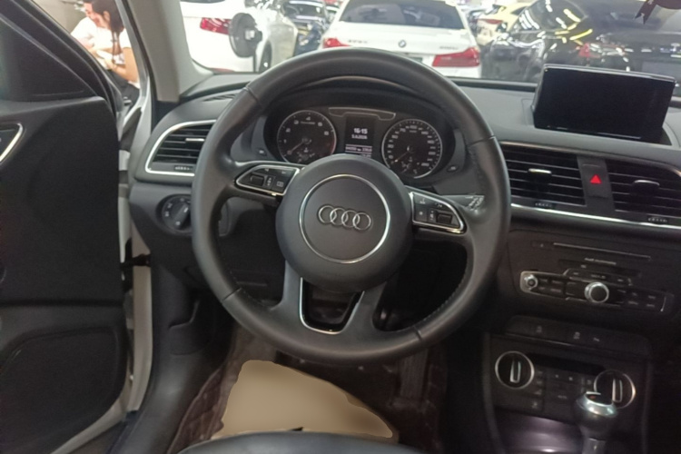Audi Q3 2019 car image #15