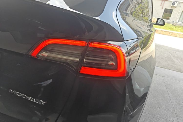Tesla Model Y 2024 #8 Tesla Model Y 2024 car image #8