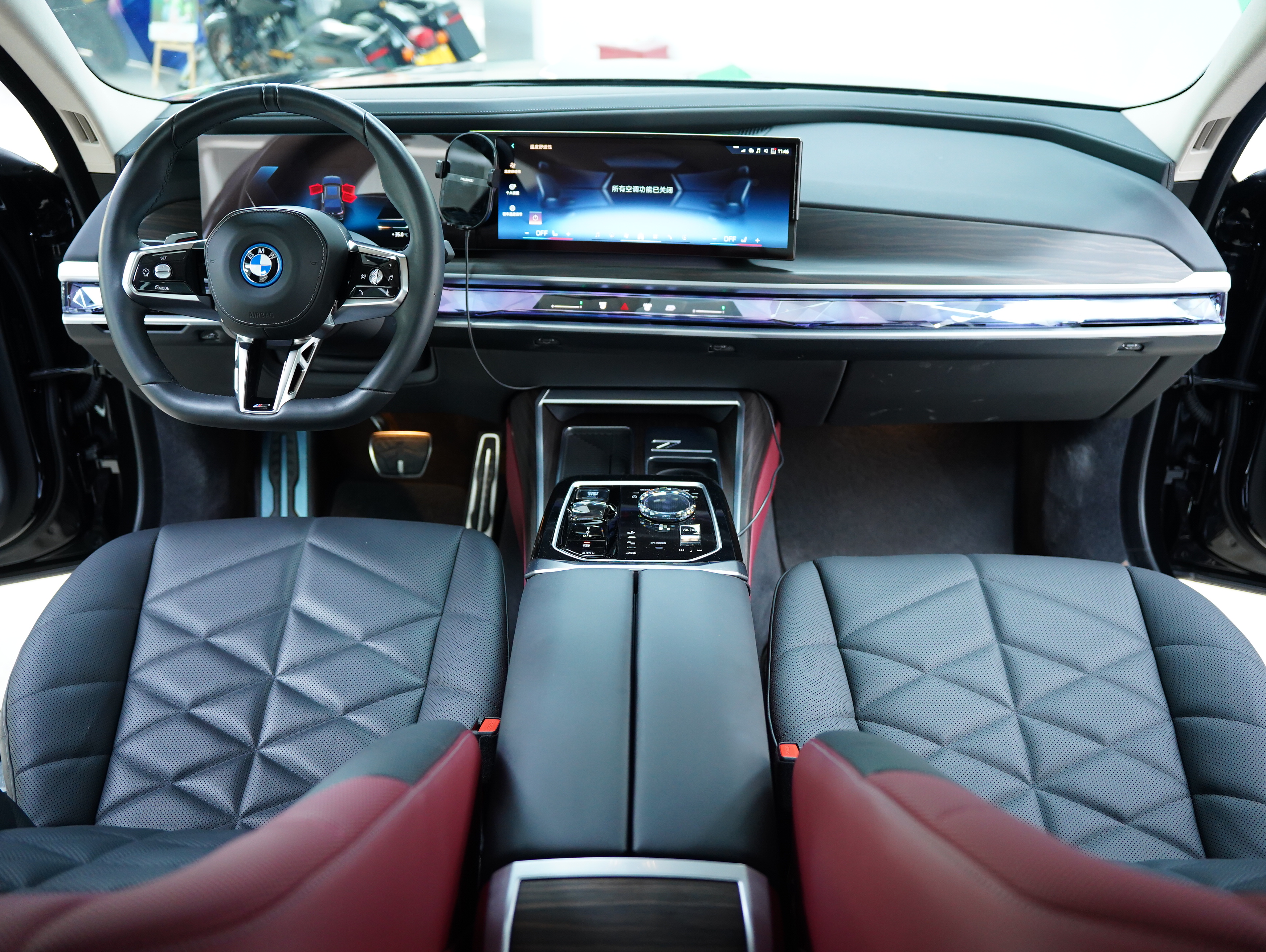 BMW i7 M70L 2023 #53 BMW i7 M70L 2023 car image #53