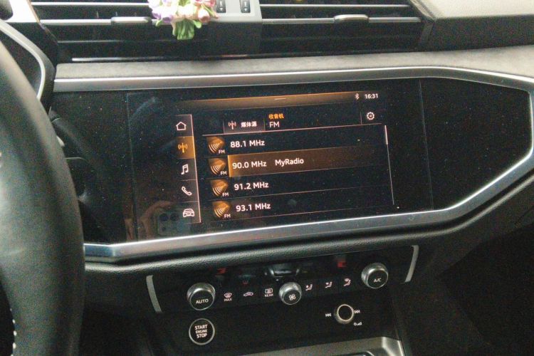 Audi Q3 2021 car image #15