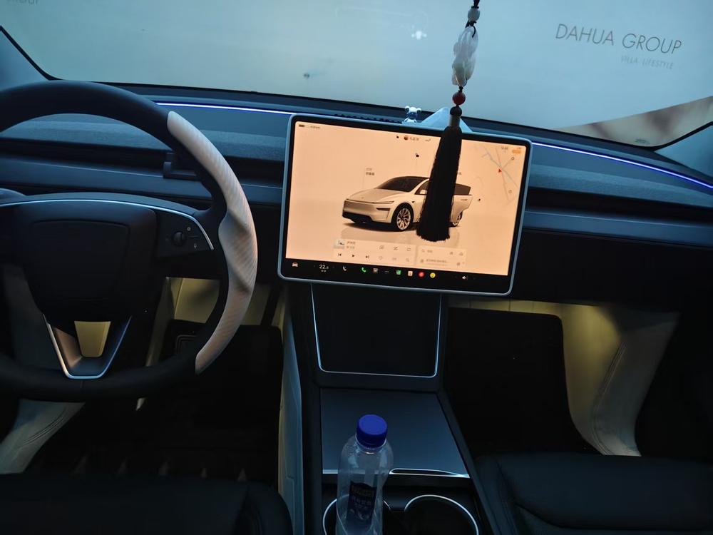 Tesla Model Y 2025 car image #9