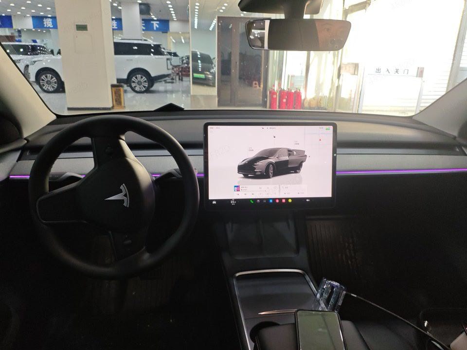 Tesla Model Y 2023 car image #7