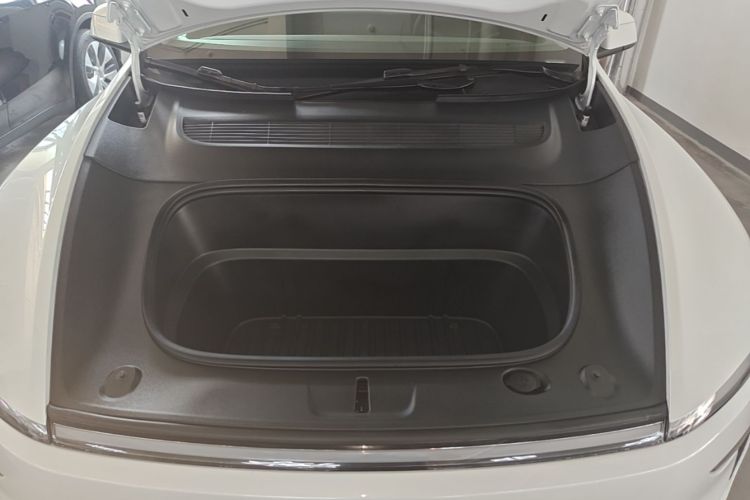 Tesla Model Y 2025 car image #20