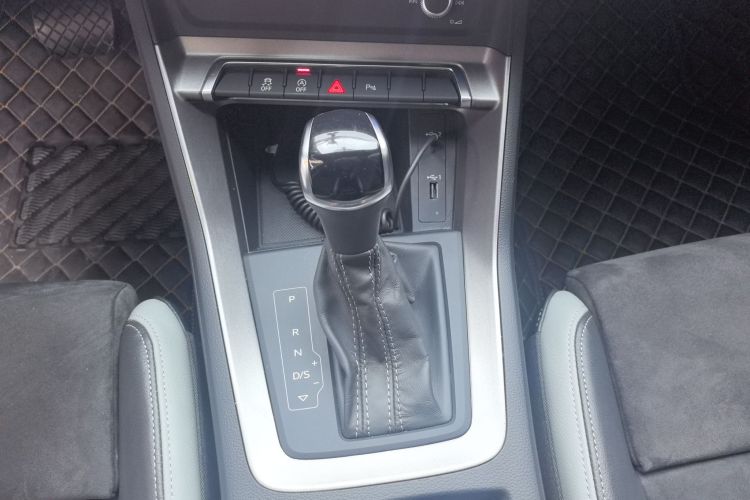 Audi Q3 2021 car image #17