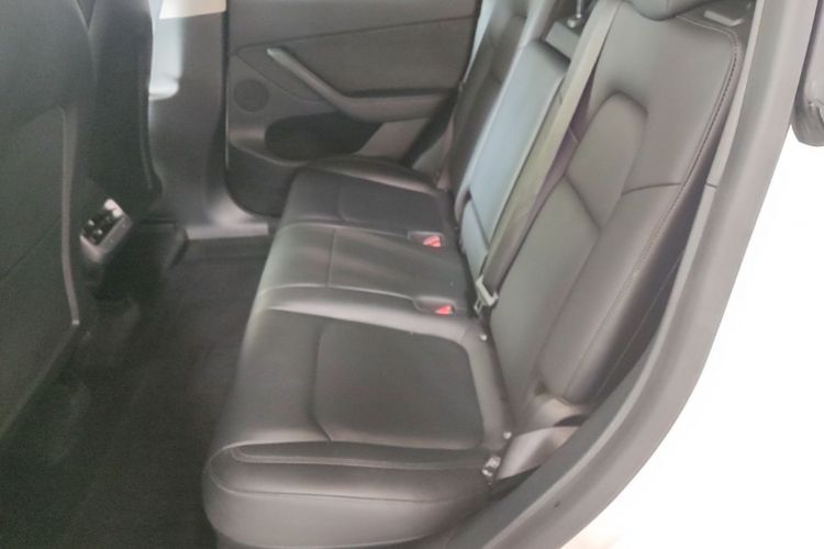 Tesla Model Y 2021 car image #17
