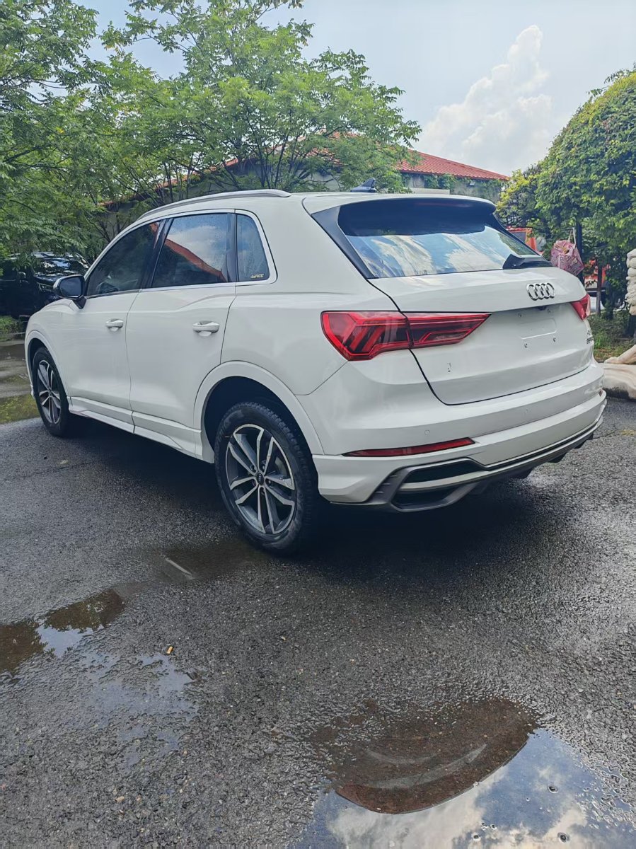 Audi Q3 2023 car image #10