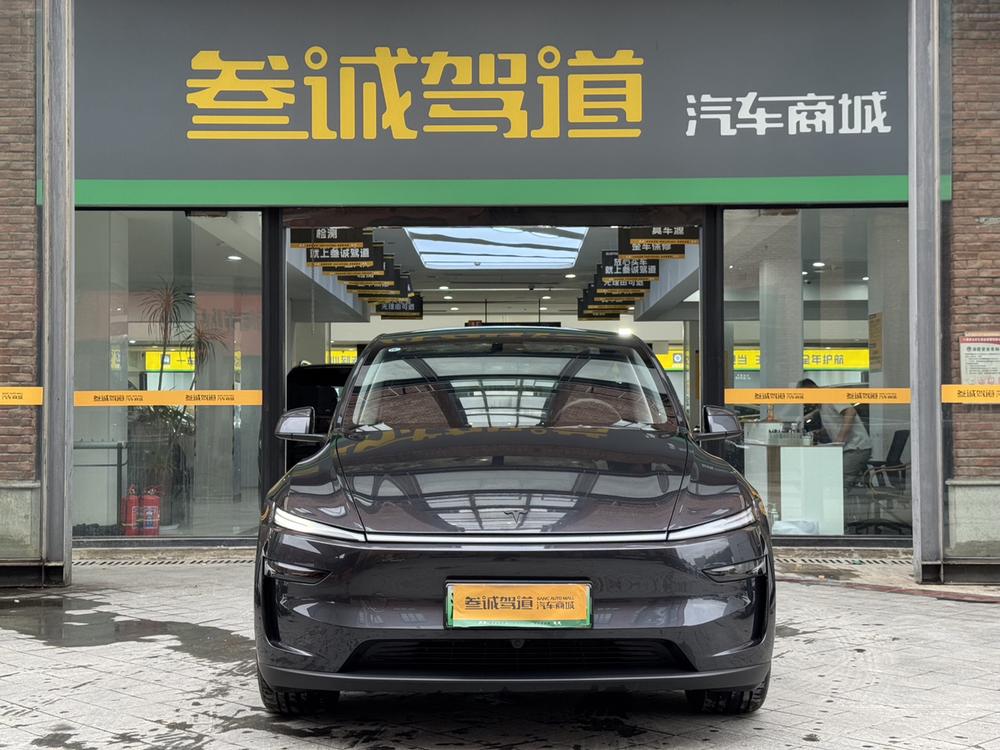 Tesla Model Y 2025 #2 Tesla Model Y 2025 car image #2