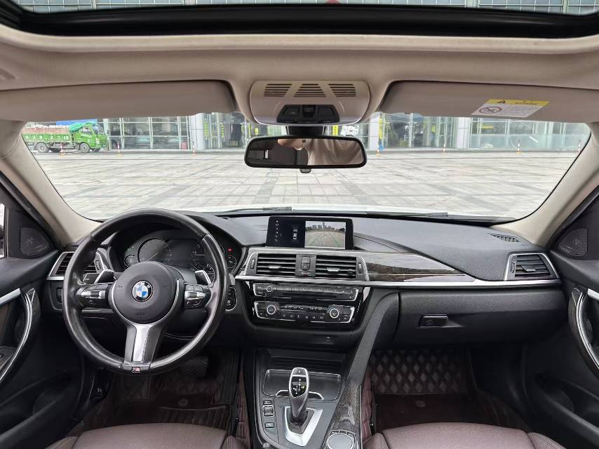 BMW 3 Series 2018 car image #12