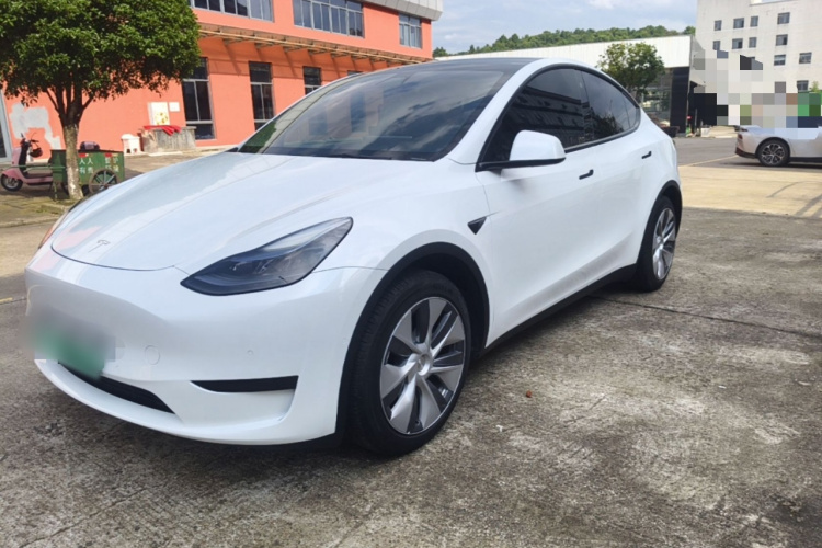 Tesla Model Y 2022 car image #2