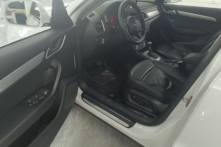 Audi Q3 2016 car image #16