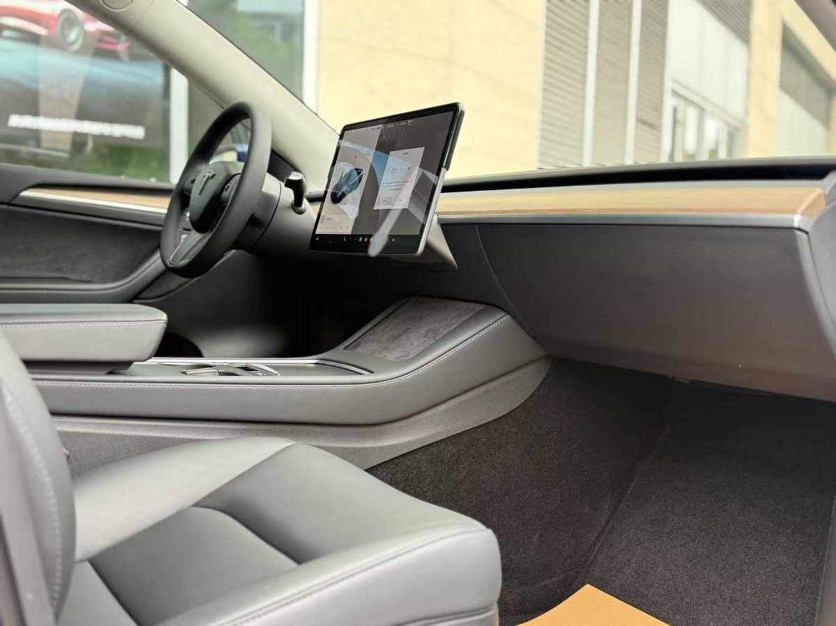 Tesla Model Y 2021 صورة سيارة #10