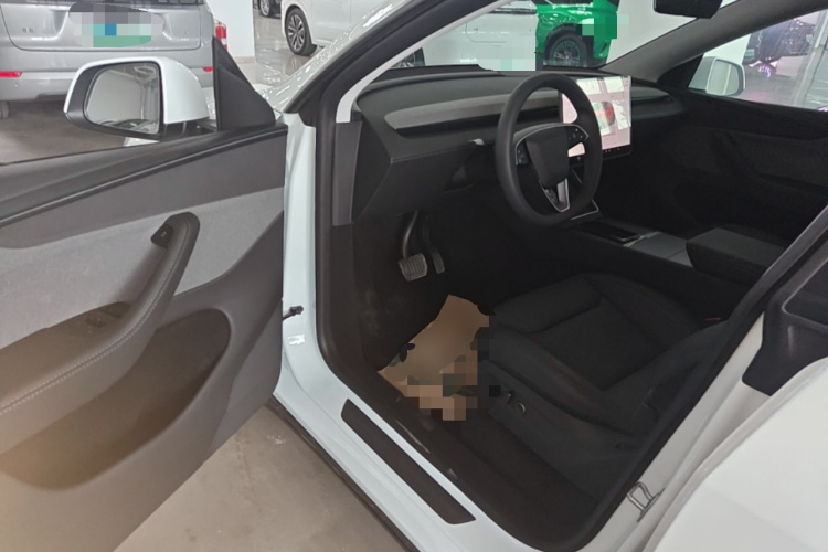 Tesla Model Y 2025 #16 Tesla Model Y 2025 car image #16