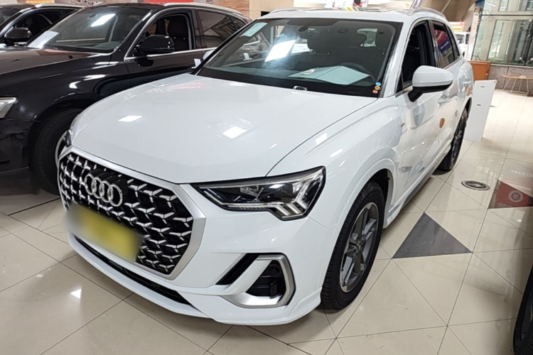 Audi Q3 2024 car image #2