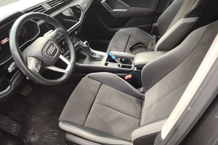Audi Q3 2020 car image #19