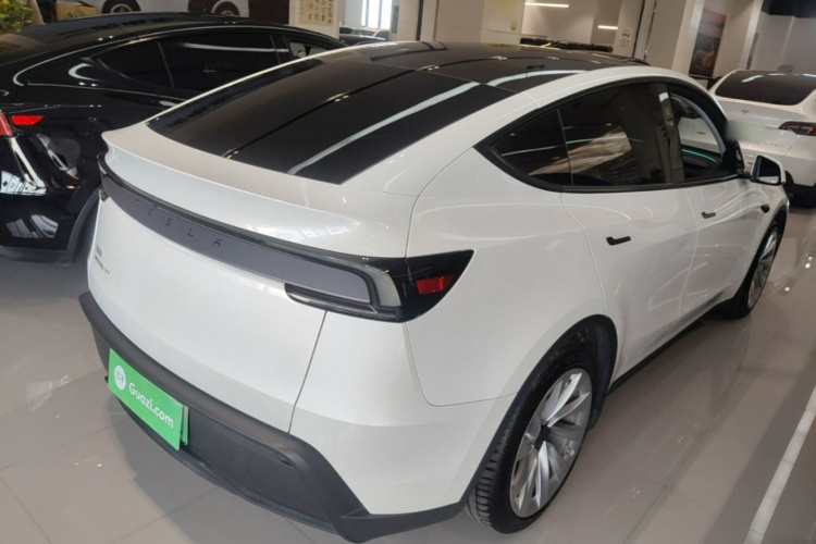 Tesla Model Y 2025 #7 Tesla Model Y 2025 car image #7