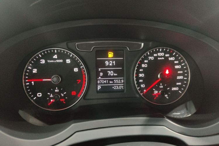 Audi Q3 2019 car image #12