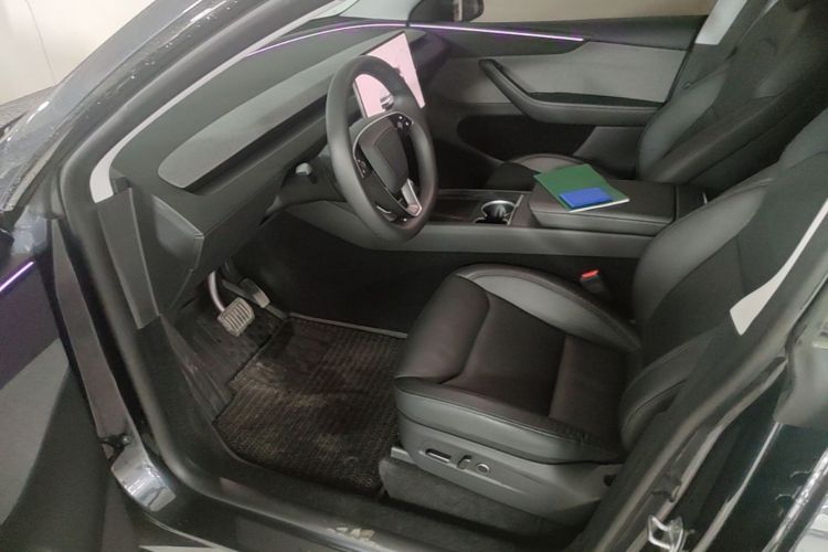 Tesla Model Y 2025 immagine di auto #11