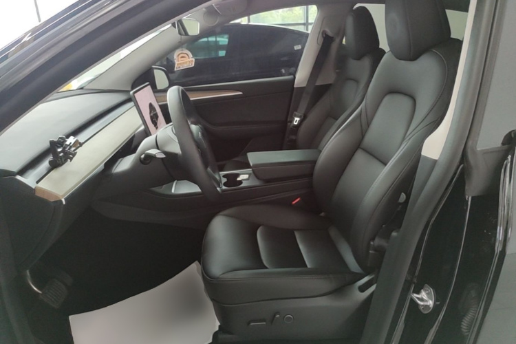 Tesla Model Y 2023 car image #19