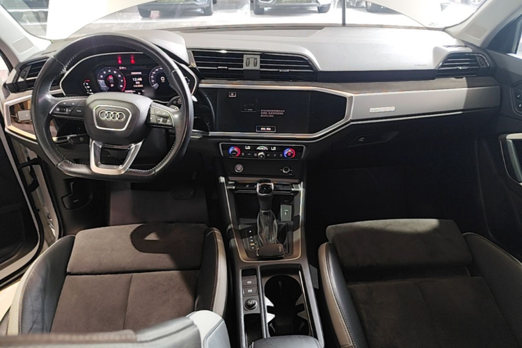 Audi Q3 2020 car image #10
