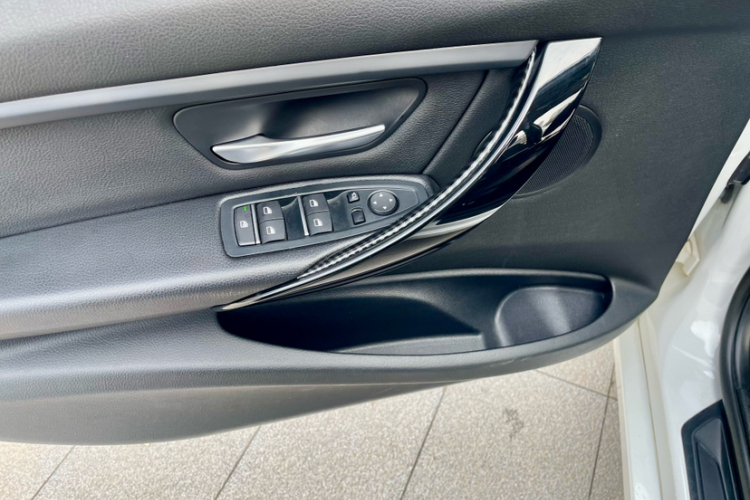 BMW 3 Series 2017 #27 BMW 3 Series 2017 car image #27