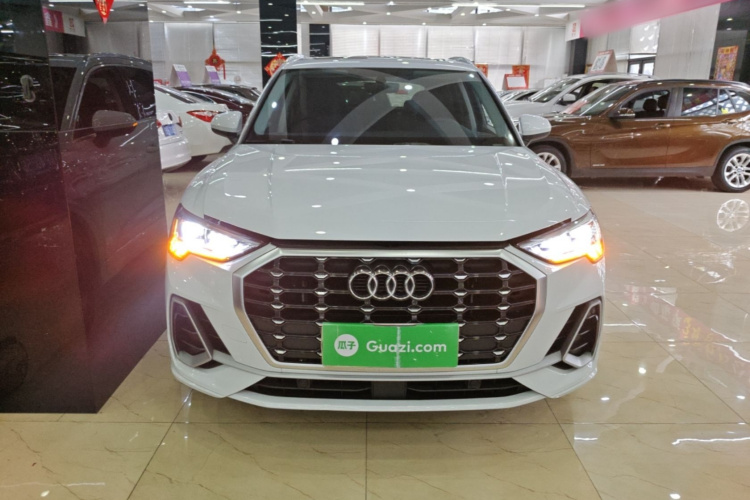 Audi Q3 2022 car image #3
