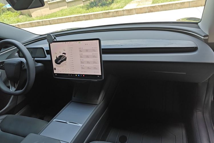 Tesla Model 3 2024 car image #11