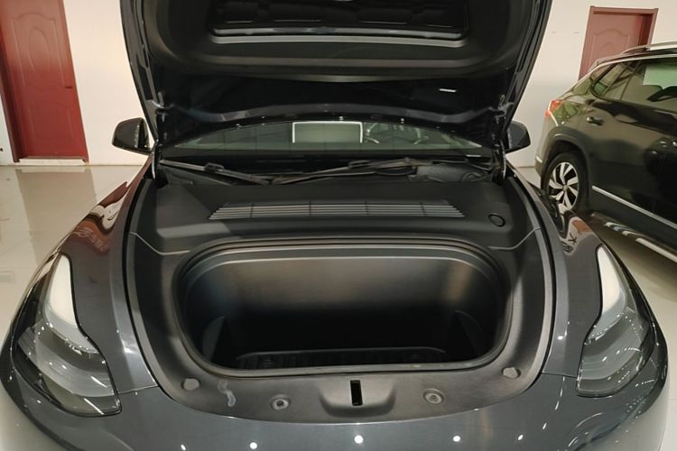 Tesla Model Y 2025 car image #20
