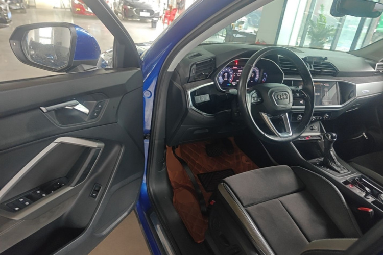 Audi Q3 2020 car image #16