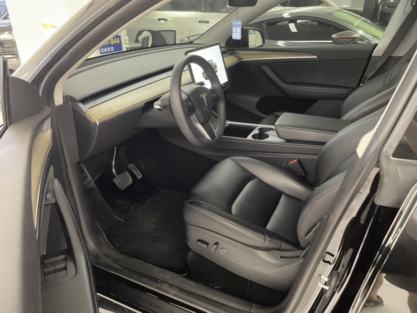 Tesla Model Y 2023 #3 Tesla Model Y 2023 car image #3