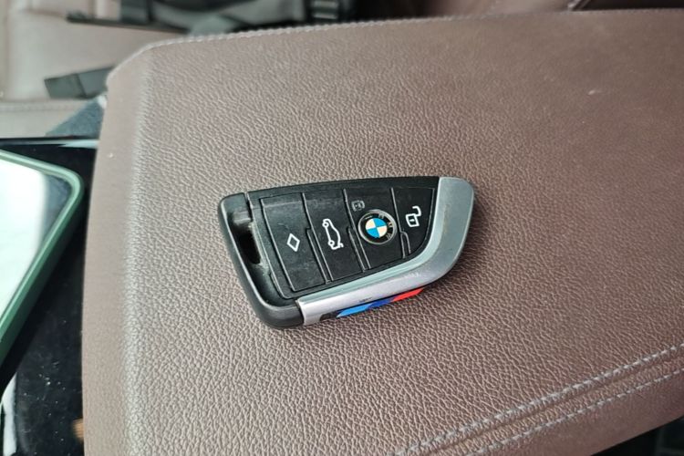 BMW 3 Series 2020 car image #9