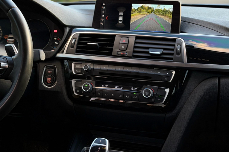 BMW 3 Series 2018 car image #15