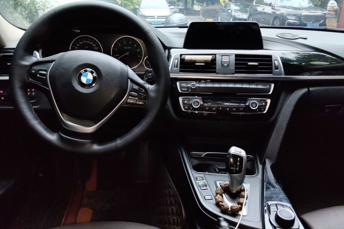BMW 3 Series 2018 car image #23