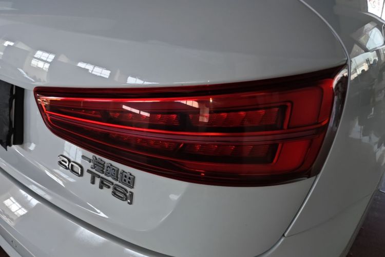 Audi Q3 2017 car image #8