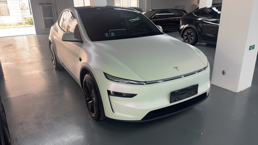 Tesla Model Y 2025 car image #2