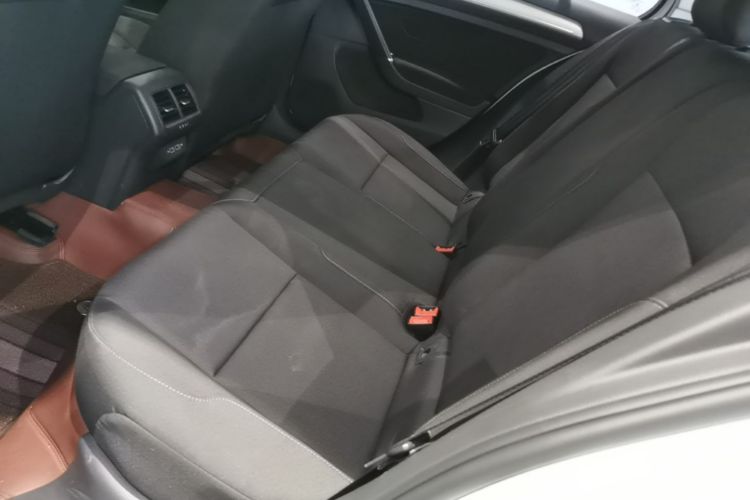Volkswagen Golf 2019 car image #17