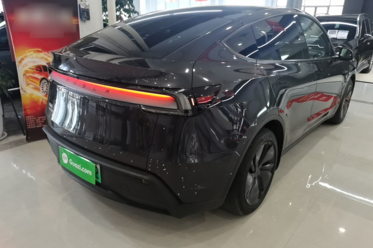 Tesla Model Y 2025 #7 Tesla Model Y 2025 car image #7