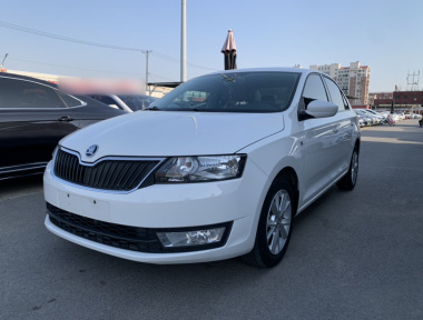 Skoda Rapid 2015 Skoda Rapid 2015 image de voiture