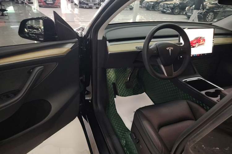 Tesla Model Y 2023 #16 Tesla Model Y 2023 car image #16