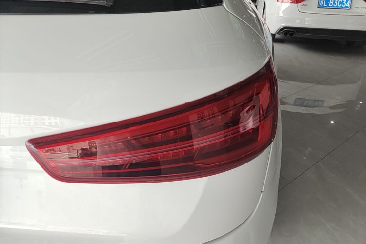 Audi Q3 2016 car image #8