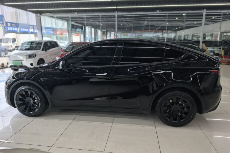 Tesla Model Y 2023 car image #3