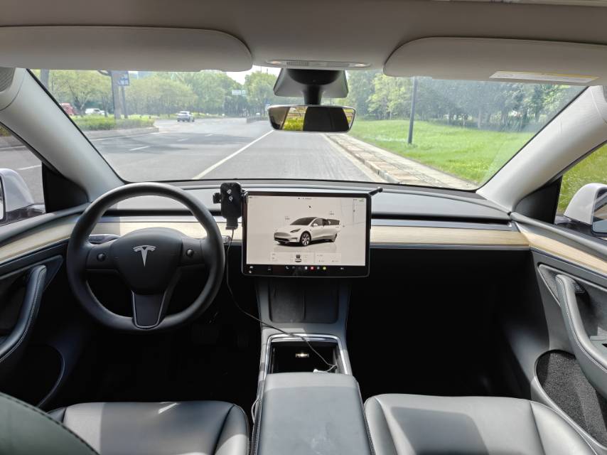 Tesla Model Y 2023 car image #8