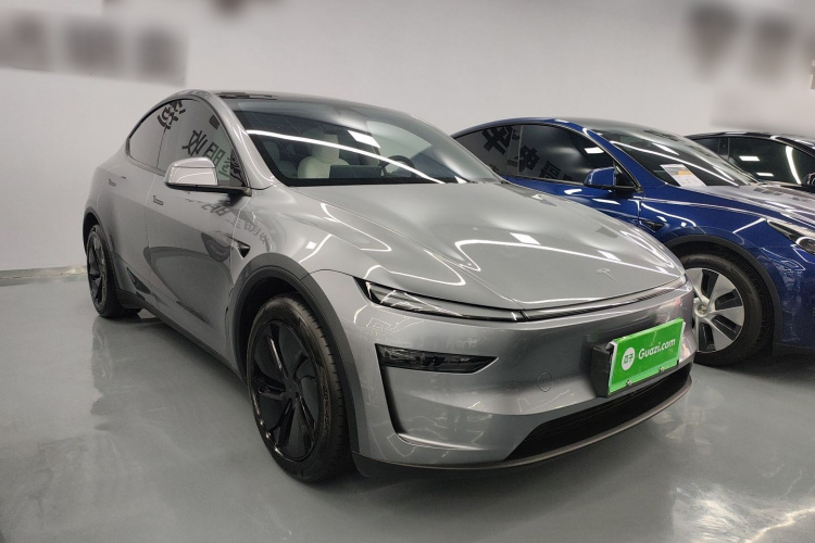 Tesla Model Y 2025 #4 Tesla Model Y 2025 car image #4